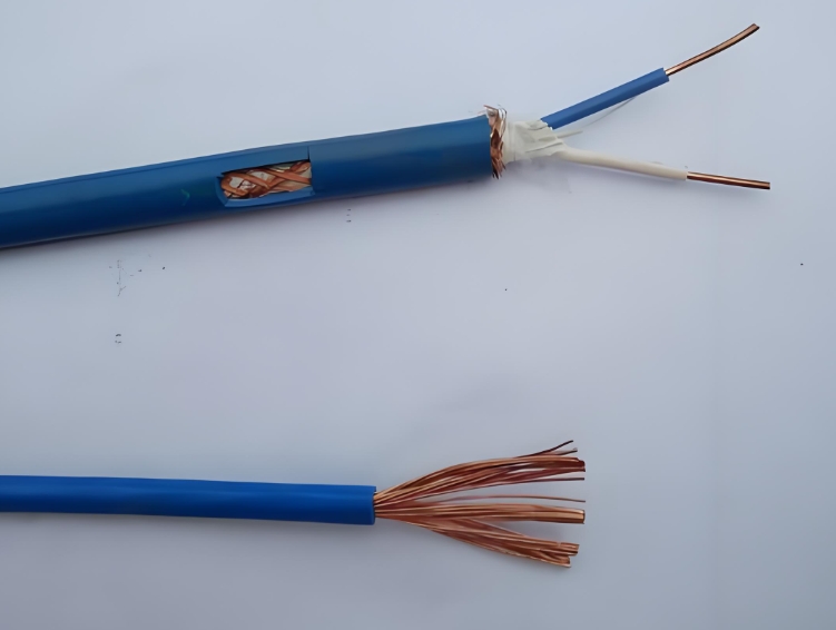 導(dǎo)體是電纜中的關(guān)鍵部件，它承載和傳輸電流.jpg